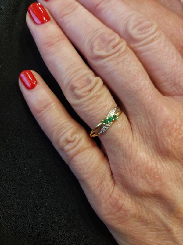 BAGUE MODERNE ÉMERAUDES — vue 2