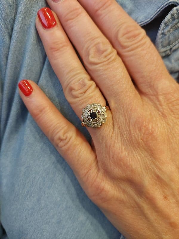 BAGUE MARGUERITE SAPHIR ET DIAMANTS — vue 2