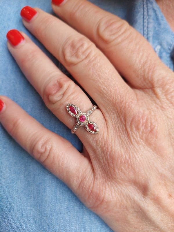 BAGUE ART-NOUVEAU RUBIS ET DIAMANTS — vue 2