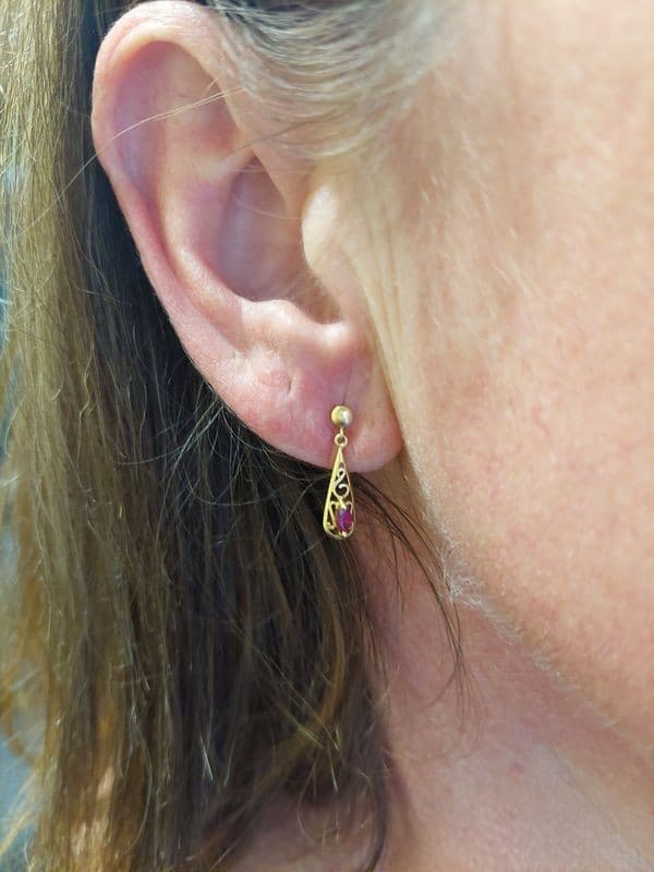 BOUCLES D'OREILLES PENDANTES RUBIS — vue 2