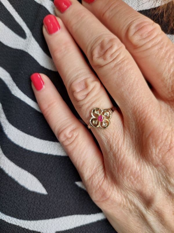 BAGUE TRÈFLE ART-NOUVEAU RUBIS ET DIAMANTS — vue 2
