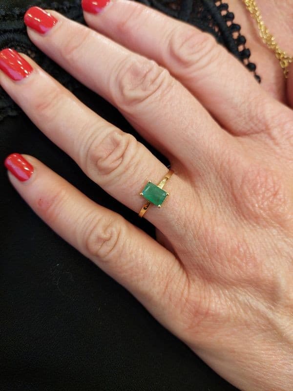 BAGUE MODERNE ÉMERAUDE — vue 2