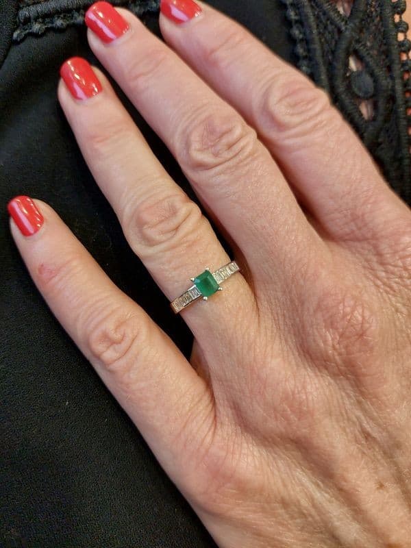 BAGUE ÉMERAUDE ET DIAMANTS — vue 2