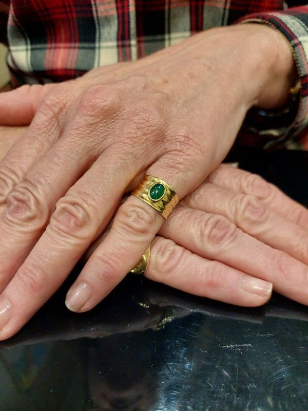 BAGUE MODERNE ÉMERAUDE CABOCHON — vue 2
