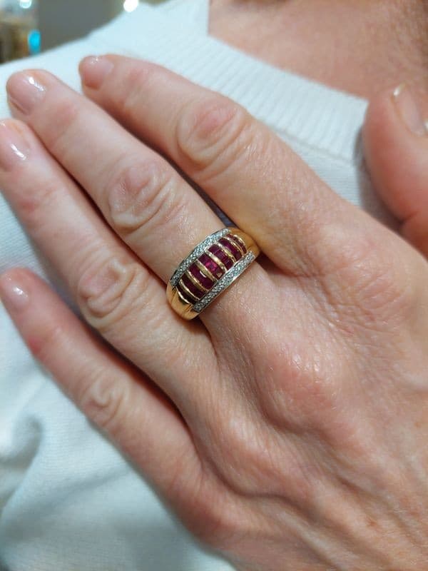 BAGUE MODERNE RUBIS CALIBRÉS ET DIAMANTS — vue 2