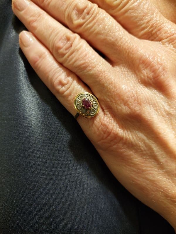 BAGUE MARGUERITE RUBIS ET DIAMANTS — vue 2