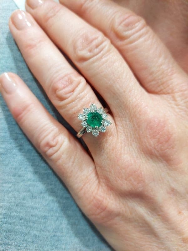 BAGUE MARGUERITE ÉMERAUDE ET DIAMANTS — vue 2