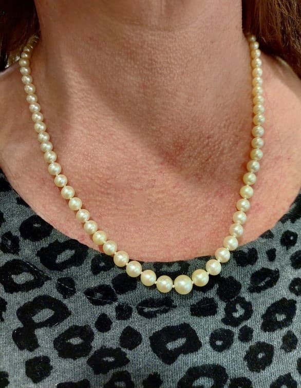 COLLIER DE PERLES EN CHUTE — vue 2