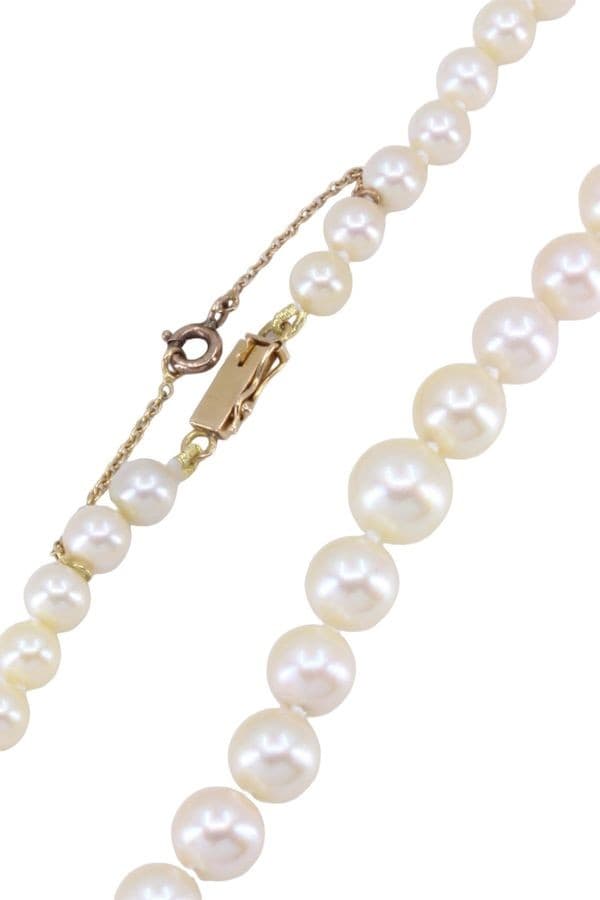 COLLIER DE PERLES EN CHUTE — vue 3