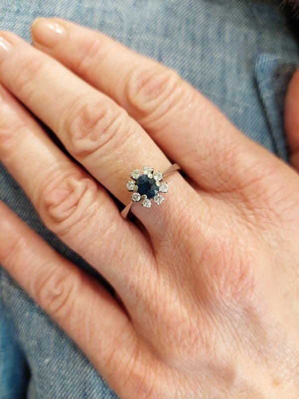 BAGUE MARGUERITE SAPHIR ET DIAMANTS — vue 2
