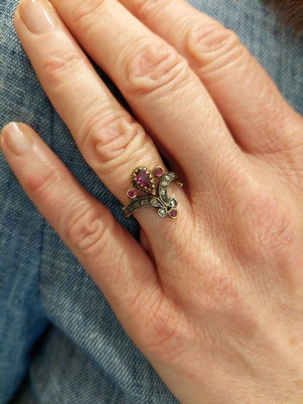 BAGUE ANCIENNE FLEUR DE LYS GRENATS ET DIAMANTS — vue 2