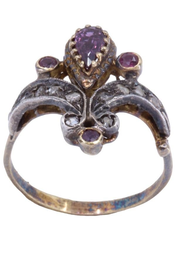 BAGUE ANCIENNE FLEUR DE LYS GRENATS ET DIAMANTS — vue 1