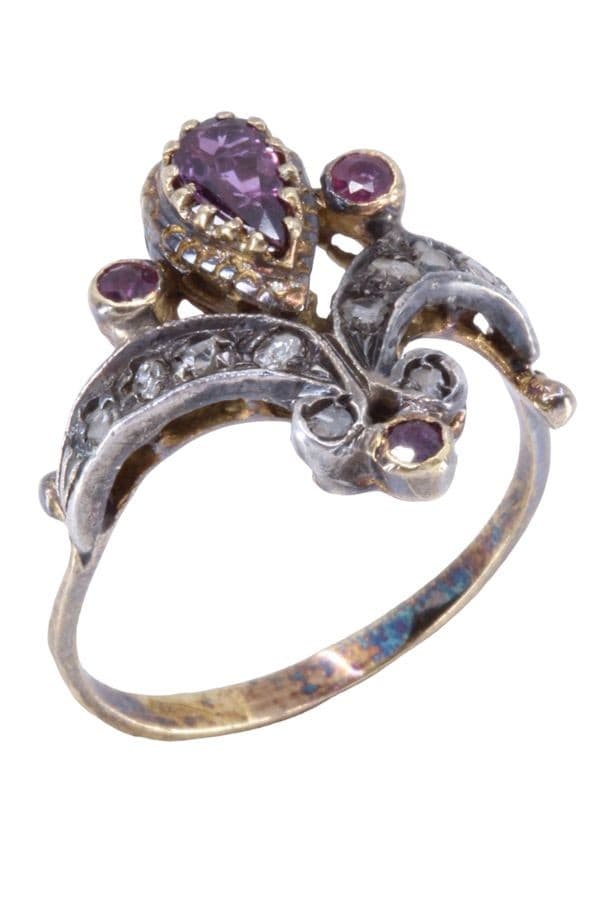 BAGUE ANCIENNE FLEUR DE LYS GRENATS ET DIAMANTS — vue 5