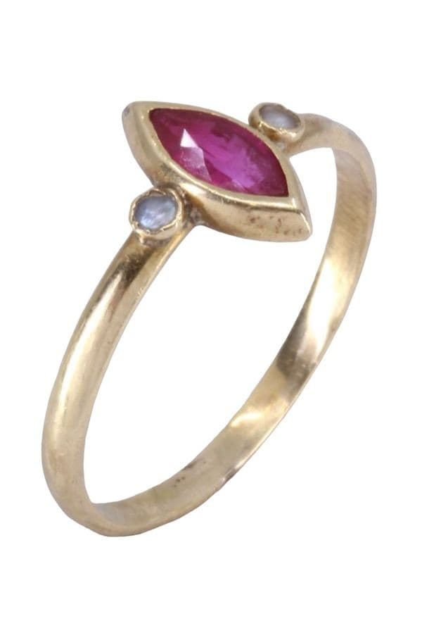 BAGUE ANCIENNE RUBIS NAVETTE ET PERLES — vue 3
