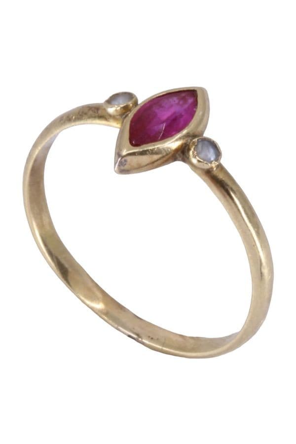 BAGUE ANCIENNE RUBIS NAVETTE ET PERLES — vue 4