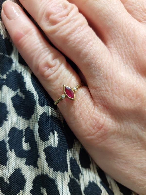 BAGUE ANCIENNE RUBIS NAVETTE ET PERLES — vue 2