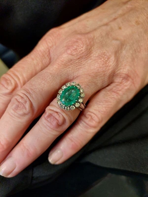 BAGUE POMPADOUR ÉMERAUDE ET DIAMANTS — vue 2