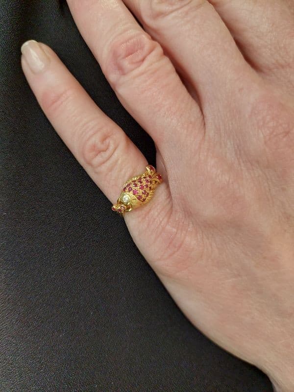 BAGUE POISSON RUBIS ET DIAMANT — vue 2