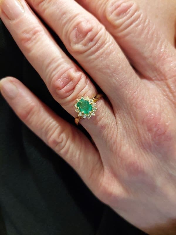 BAGUE POMPADOUR ÉMERAUDE ET DIAMANTS — vue 2