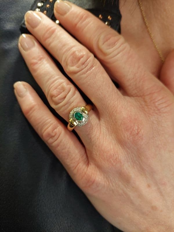 BAGUE ÉMERAUDE ET DIAMANTS — vue 2