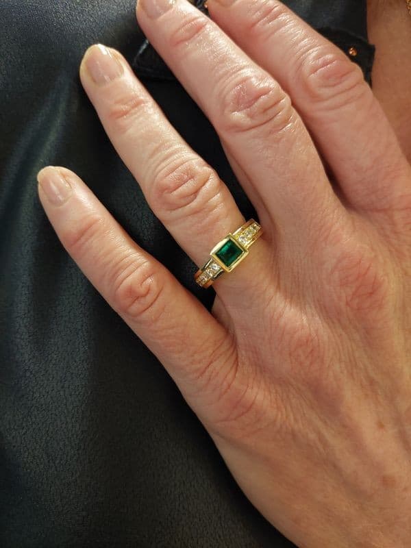 BAGUE MODERNE ÉMERAUDE ET DIAMANTS — vue 2