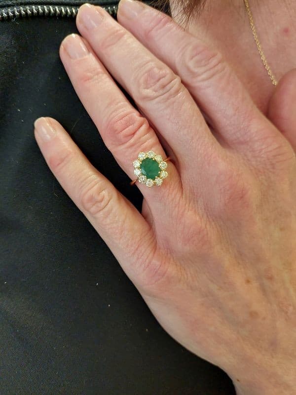BAGUE POMPADOUR ÉMERAUDE ET DIAMANTS — vue 2