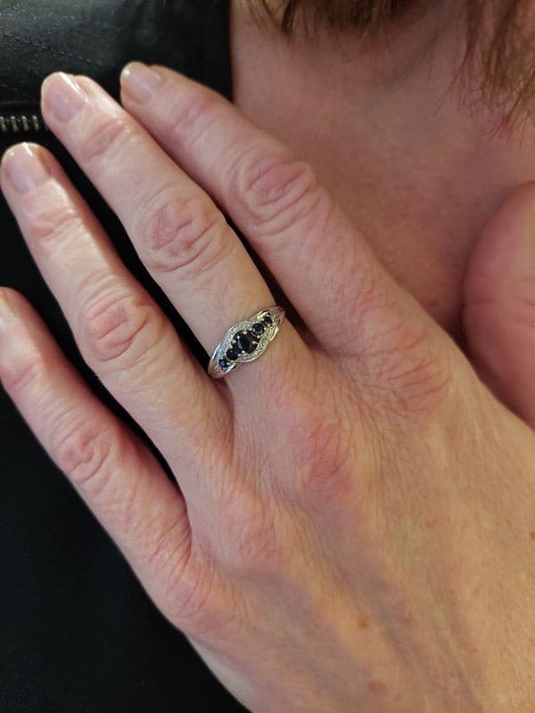 BAGUE MODERNE SAPHIRS — vue 2