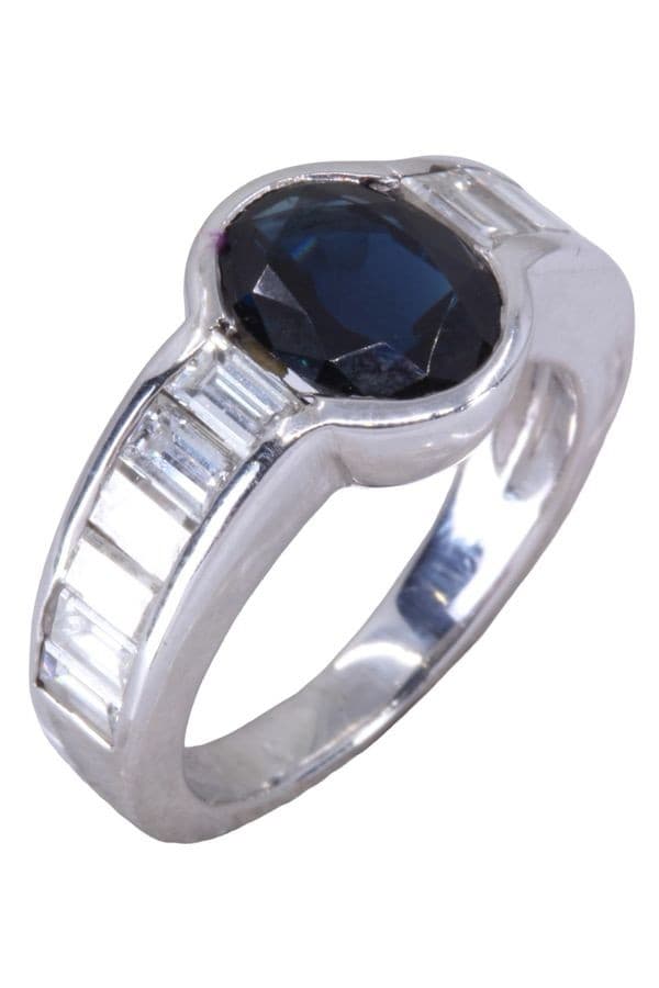 BAGUE MODERNE SAPHIR ET DIAMANTS BAGUETTES — vue 3