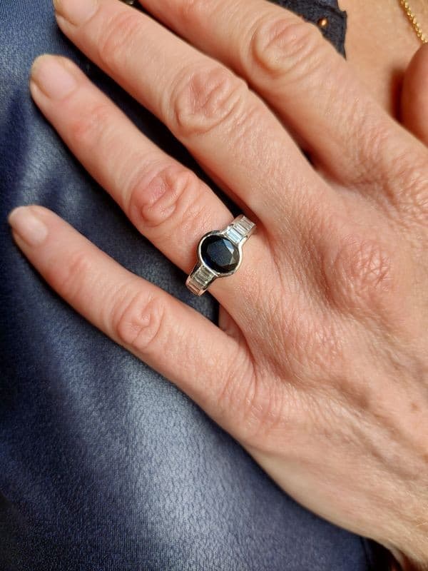 BAGUE MODERNE SAPHIR ET DIAMANTS BAGUETTES — vue 2