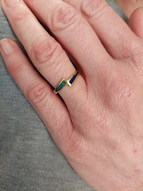 BAGUE MODERNE ÉMAILLÉE — vue 2