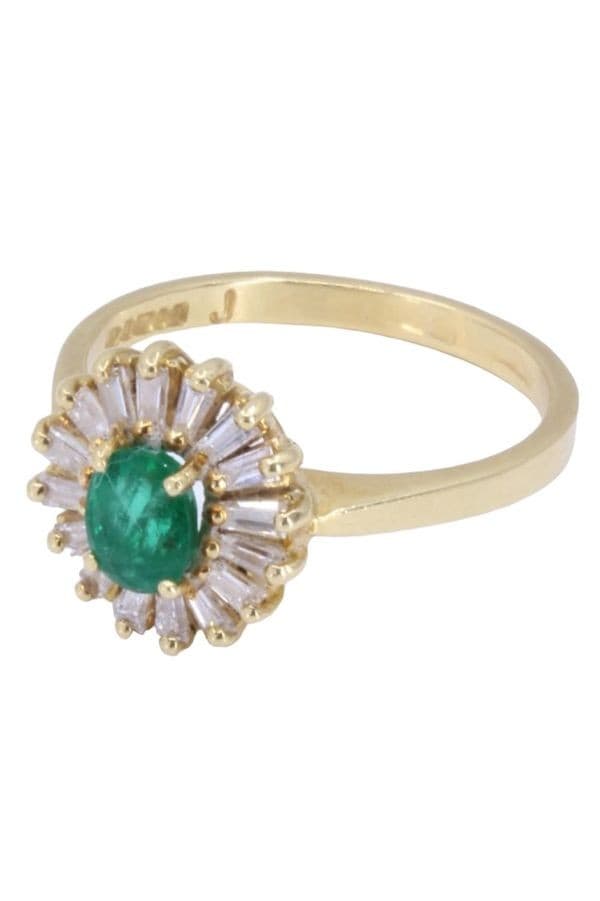 BAGUE MARGUERITE ÉMERAUDE ET DIAMANTS BAGUETTE — vue 3