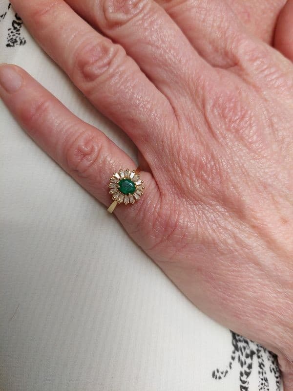 BAGUE MARGUERITE ÉMERAUDE ET DIAMANTS BAGUETTE — vue 2