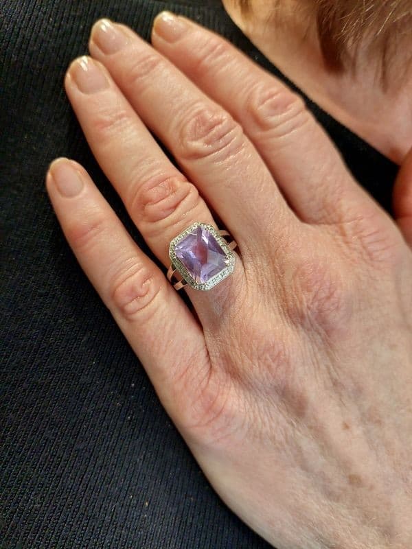 BAGUE AMÉTHYSTE ET DIAMANTS — vue 2