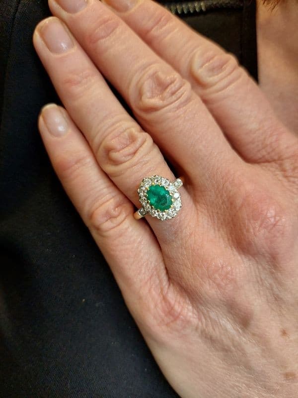 BAGUE POMPADOUR ÉMERAUDE ET DIAMANTS — vue 2