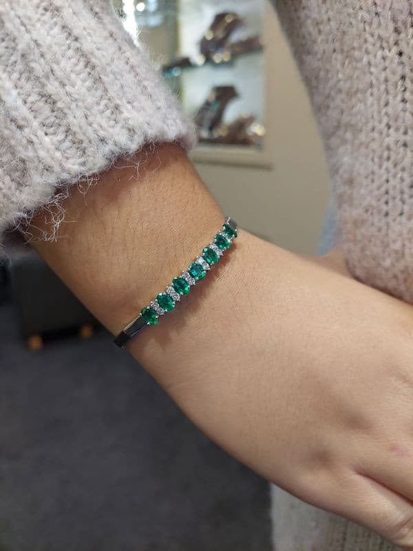 BRACELET ARTICULÉ ÉMERAUDES ET DIAMANTS — vue 2