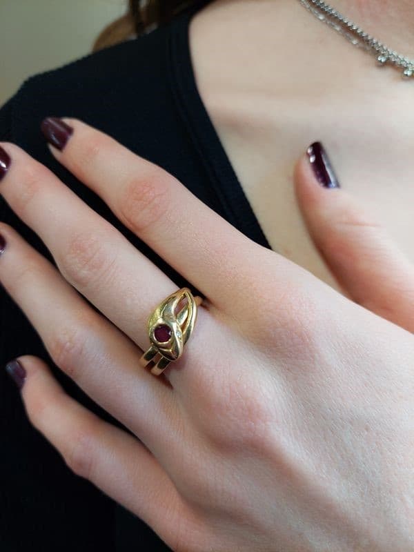 BAGUE SERPENT RUBIS ET DIAMANTS — vue 2