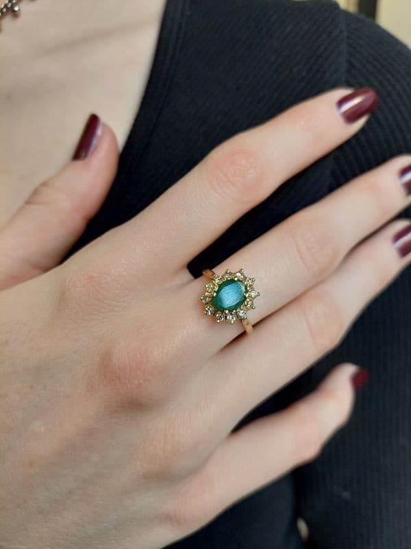 BAGUE POMPADOUR ÉMERAUDE ET DIAMANTS — vue 2