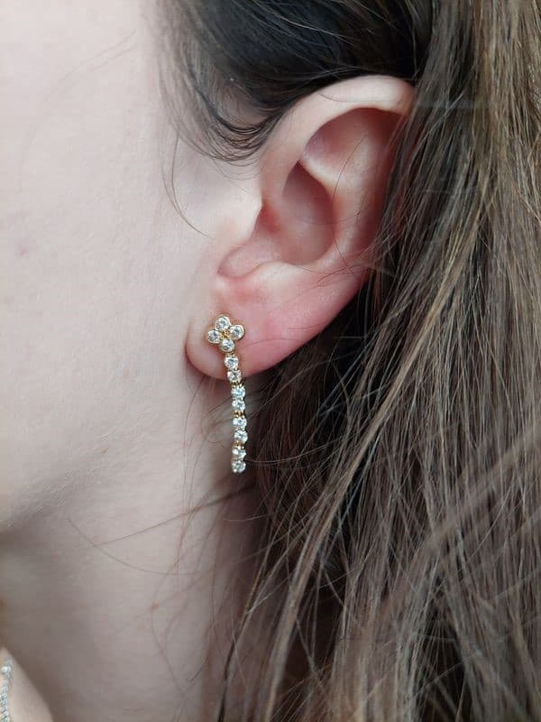 BOUCLES D'OREILLES PENDANTES TRÉFLES DIAMANTS — vue 2