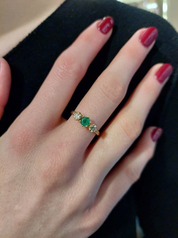 BAGUE JARRETIÉRE ÉMERAUDE ET DIAMANTS — vue 2