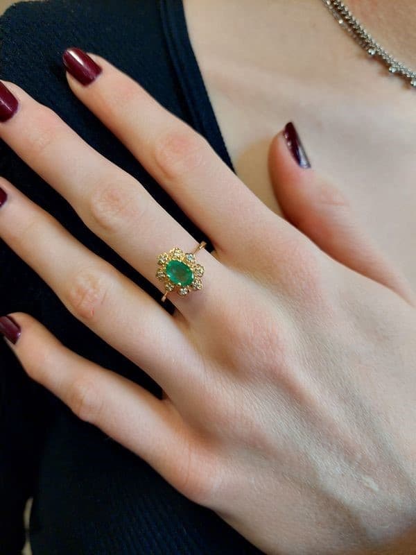 BAGUE MARGUERITE ÉMERAUDE ET DIAMANTS — vue 2