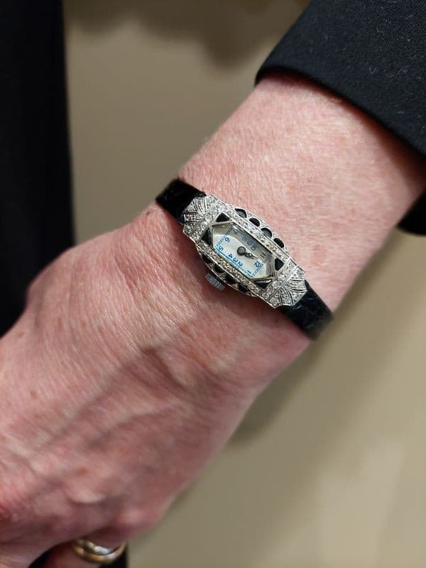 MONTRE ART-DÉCO ONYX ET DIAMANTS — vue 2