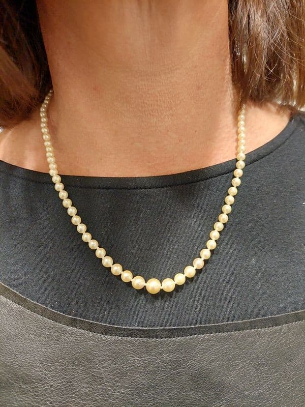 COLLIER DE PERLES EN CHUTE — vue 2