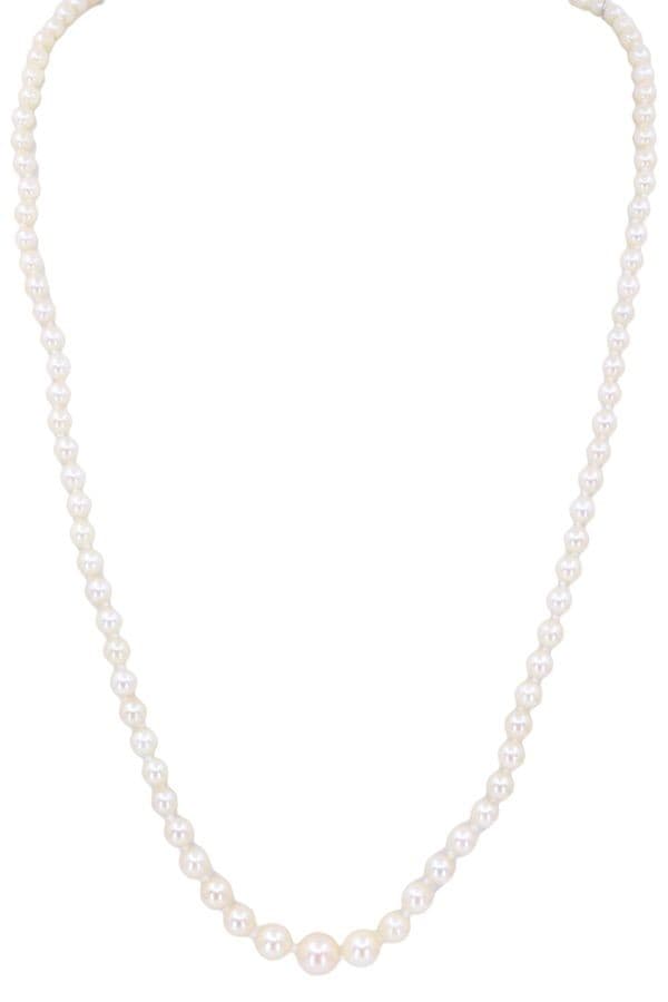 COLLIER DE PERLES EN CHUTE — vue 1
