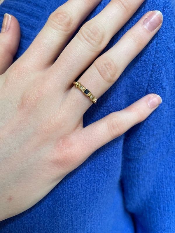 BAGUE MODERNE SAPHIR ET DIAMANTS — vue 2
