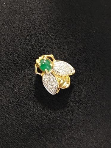 BROCHE ABEILLE ÉMERAUDE ET DIAMANTS — vue 2