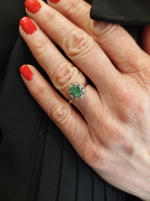 BAGUE  MARGUERITE ÉMERAUDE  ET DIAMANTS — vue 2