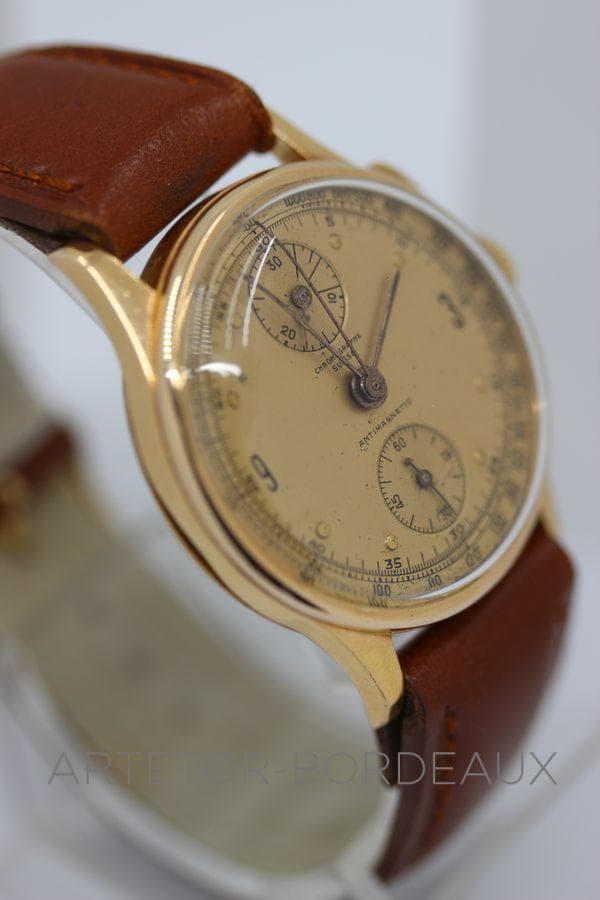 Chronographe Suisse boitier or 18 carats — vue 2