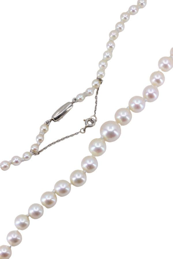 COLLIER DE PERLES EN CHUTE — vue 3