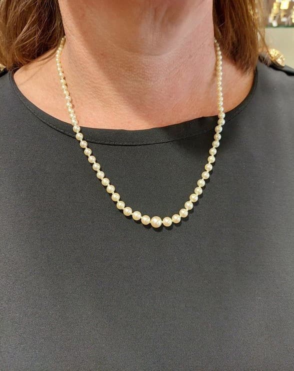 COLLIER DE PERLES EN CHUTE — vue 2