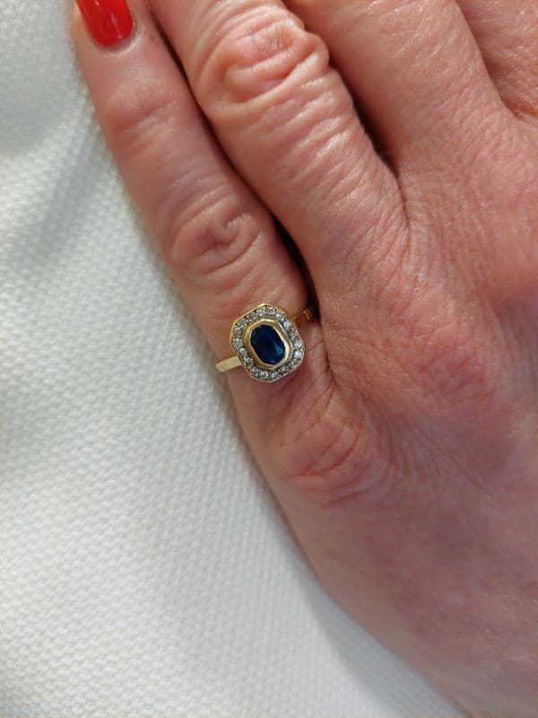 BAGUE MARGUERITE SAPHIR ET DIAMANTS — vue 2